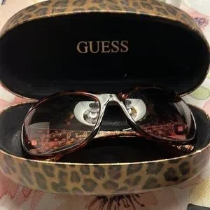 NWOT Guess Sunglasses Guess | Accessories | Nwot Guess Sunglasses With Case | Poshmark main image 4